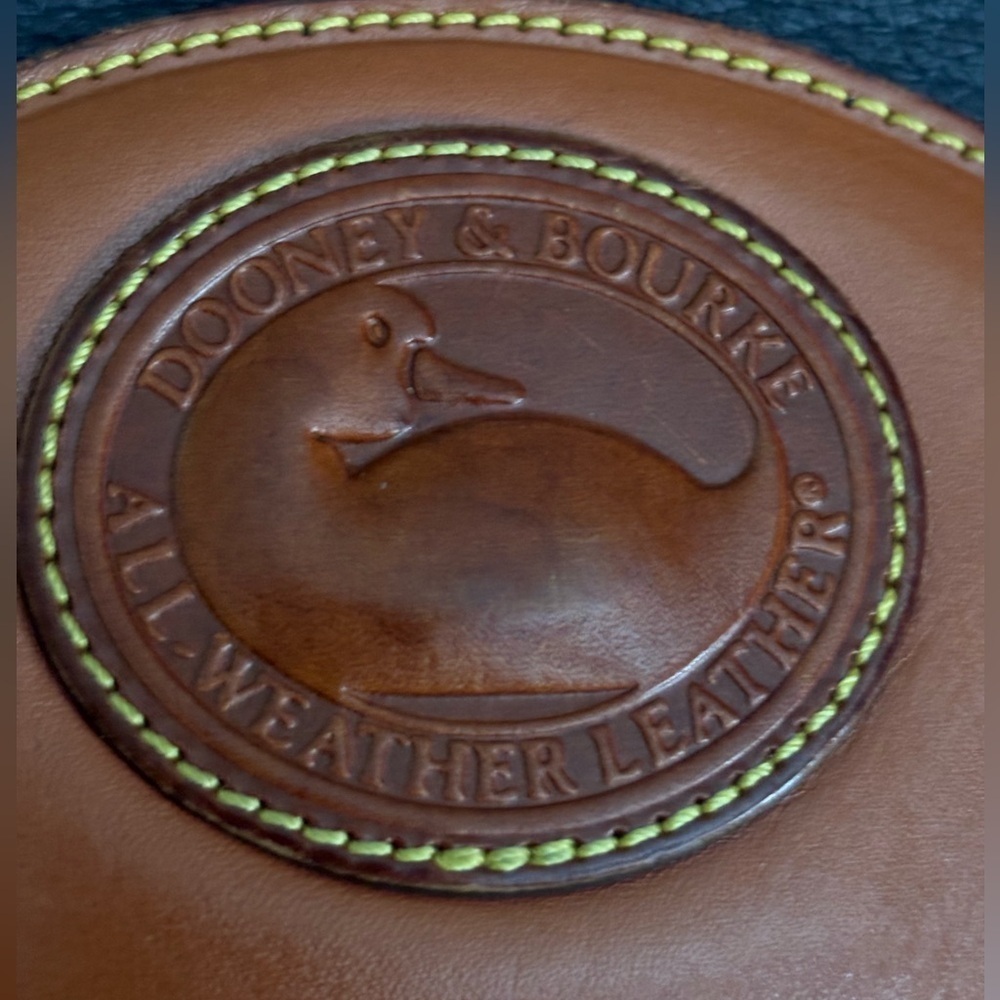 Vintage All Weather Pebbled Leather Dooney & Bourke Deep Navy/Tan Crossbody Bag - Picture 2 of 12